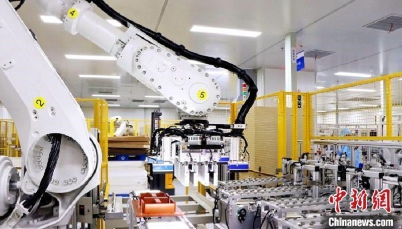 圖為資料圖，海辰儲能自動分檔打包機器人。?曾欣平供圖